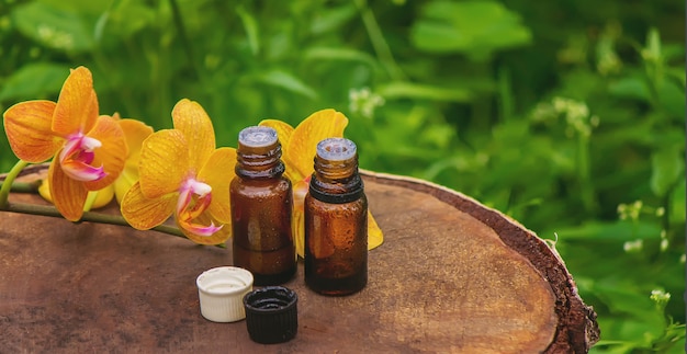 Aceite de masaje y piedras con orquídea amarilla