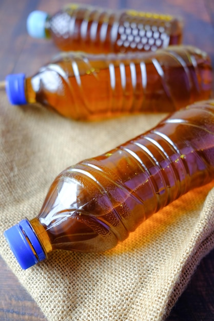 Aceite de mostaza en un frasco de plástico sobre la mesa