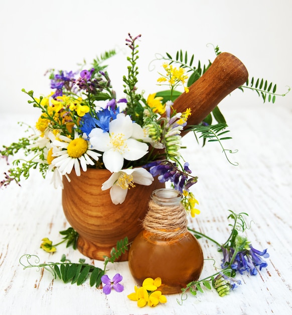 Aceite de la naturaleza con flores silvestres.