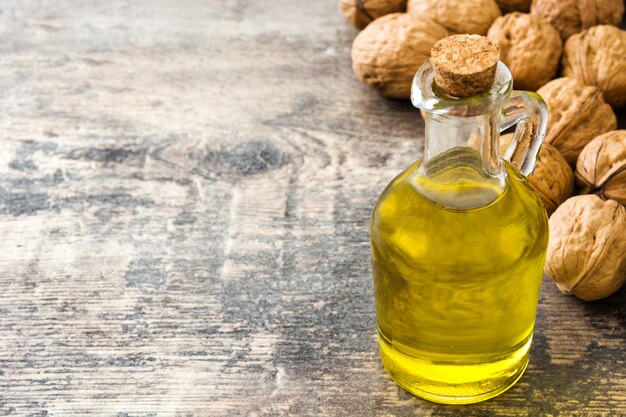 Aceite de nueces en mesa de madera con espacio de copia