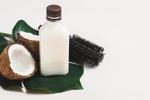 Aceite o Crema de coco, hojas tropicales y coco. Concepto de producto de spa de belleza natural.