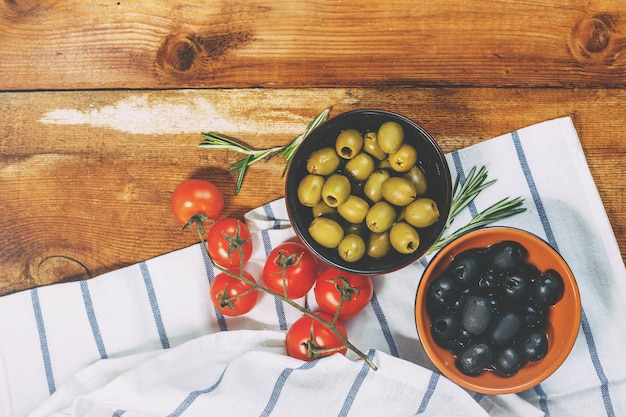 Foto aceite de oliva con aceitunas frescas