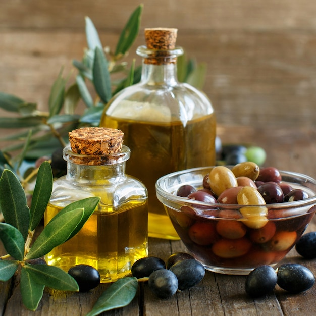 Aceite de oliva y aceitunas en mesa de madera rústica