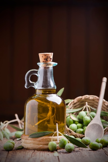 Aceite de oliva y aceitunas en mesa rústica de madera