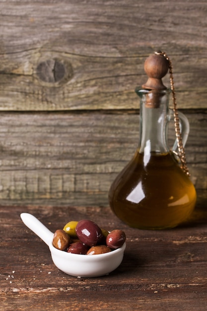 Aceite de oliva con aceitunas