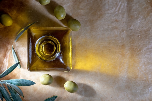 Foto aceite de oliva en una botella de vidrio
