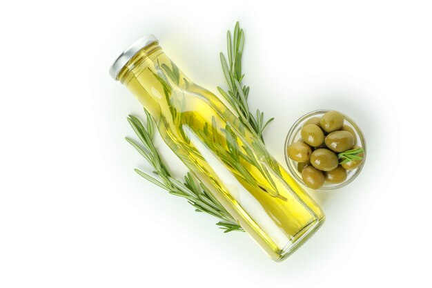 Aceite de oliva e ingredientes aislados sobre fondo blanco.
