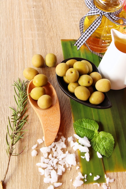 Aceite de oliva para la salud en el fondo de madera