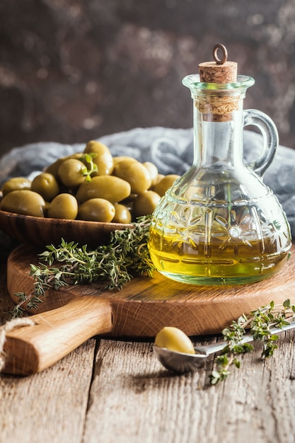 Aceite de oliva y tazón de aceitunas