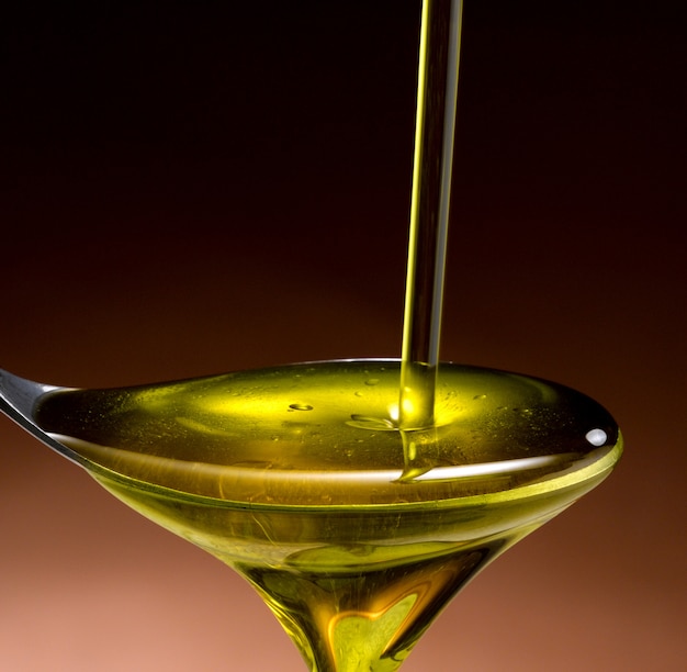 aceite de oliva vertido en una cuchara en todas sus formas
