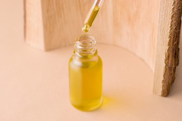 Aceite orgánico cosmético para el cuidado facial y corporal.