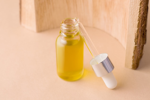 Aceite orgánico cosmético para el cuidado facial y corporal.