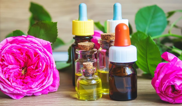 Aceite de rosa de té en una botella pequeña. enfoque selectivo naturaleza