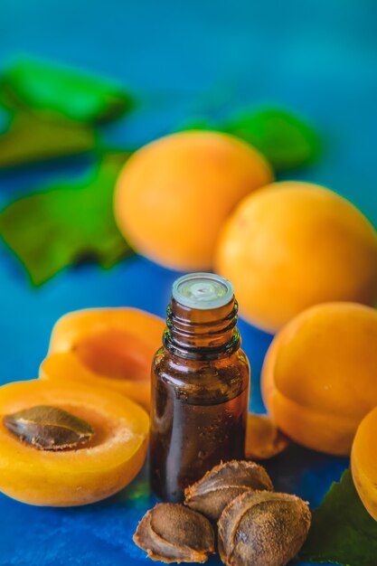 Aceite de semilla de albaricoque en una botella. Enfoque selectivo.