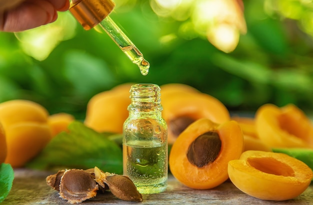 Aceite de semilla de albaricoque en una botella. Enfoque selectivo.