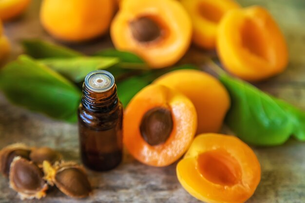 Aceite de semilla de albaricoque en una botella. Enfoque selectivo.