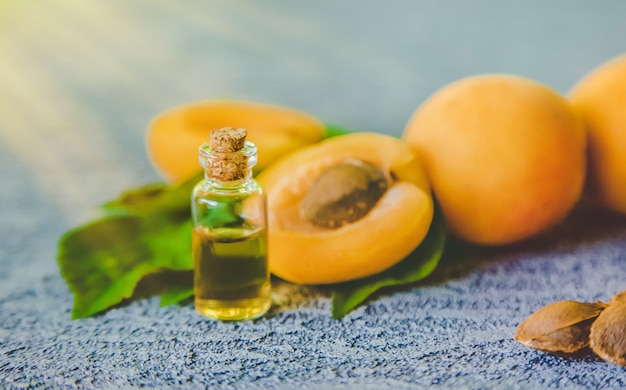 Aceite de semilla de albaricoque en una botella pequeña. Enfoque selectivo. Naturaleza.