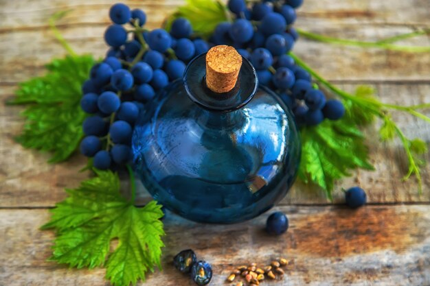 Aceite de semilla de uva en una botella. Enfoque selectivo. Naturaleza.