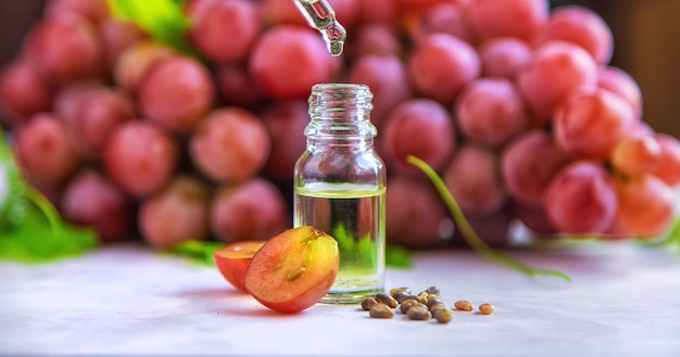 Aceite de semilla de uva en una botella. Enfoque selectivo. Naturaleza.