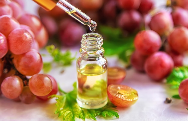 Aceite de semilla de uva en una botella. Enfoque selectivo. Naturaleza.