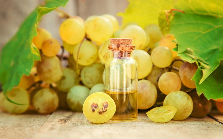Foto aceite de semilla de uva en una botella enfoque selectivo naturaleza