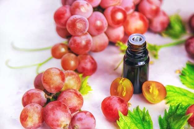 Aceite de semilla de uva en una botella. Enfoque selectivo.