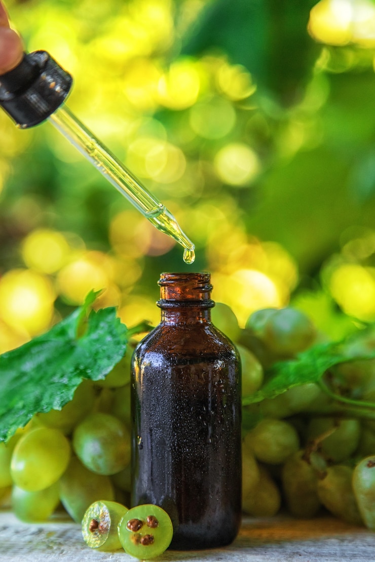 Foto aceite de semilla de uva en una botella. enfoque selectivo.