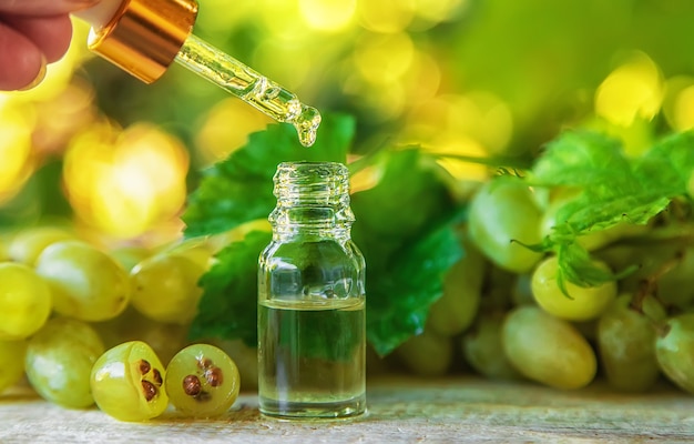 Aceite de semilla de uva en una botella. Enfoque selectivo.