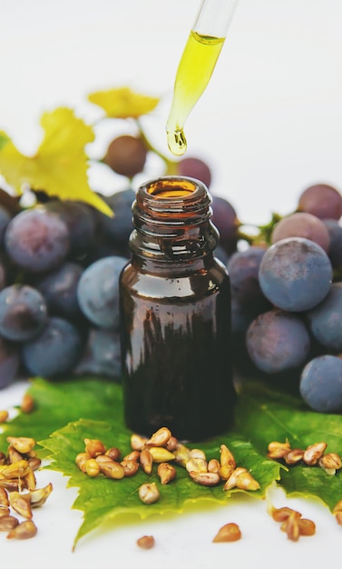 Aceite de semilla de uva en una botella pequeña. Enfoque selectivo.