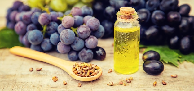 Aceite de semilla de uva en una botella pequeña. Enfoque selectivo.