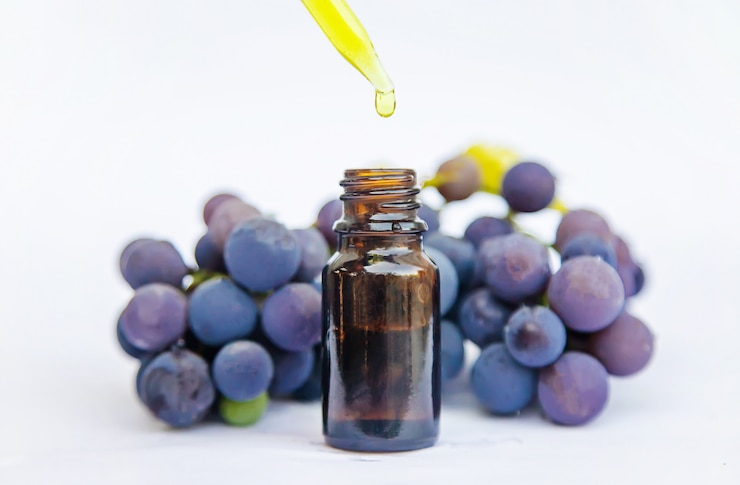 Foto aceite de semilla de uva en una botella pequeña