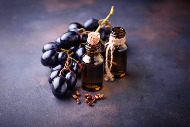 Aceite de semillas de uva en botellas pequeñas.