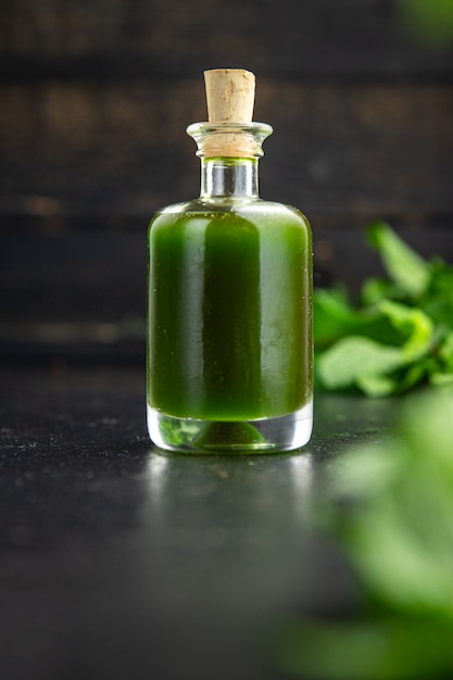 Foto aceite verde menta perejil o albahaca fresca porción lista para comer bocadillo en la mesa copia espacio comida
