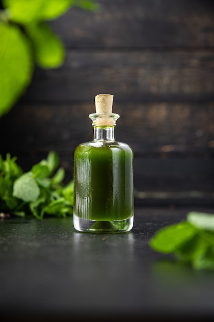 Aceite verde perejil eneldo albahaca menta fresca comida bocadillo en la mesa copia espacio rústico de fondo de comida