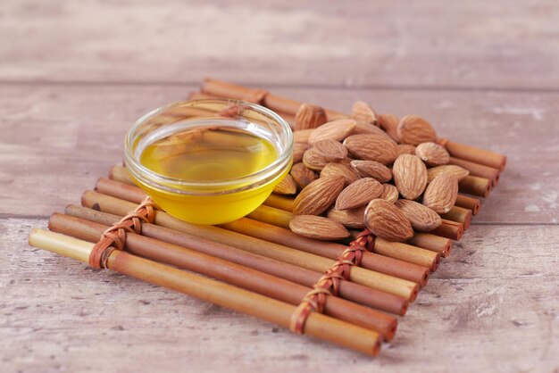 Aceites de almendras y nueces frescas en la mesa