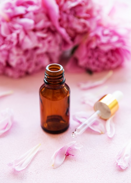 Aceites esenciales de aromaterapia y peonías rosas.