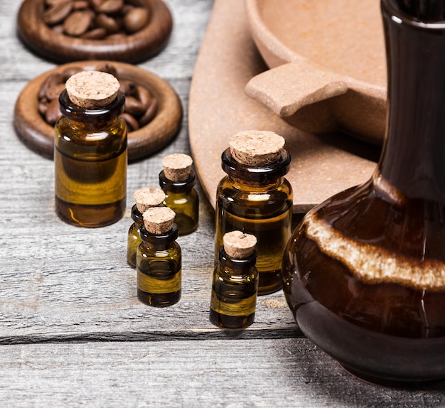 Aceites esenciales aromáticos naturales sobre viejas tablas de madera. Accesorios de aromaterapia