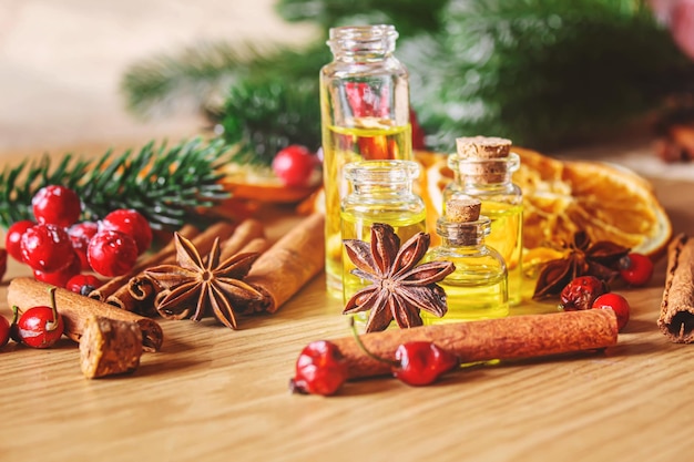 Aceites esenciales navideños en frasco pequeño. Enfoque selectivo.