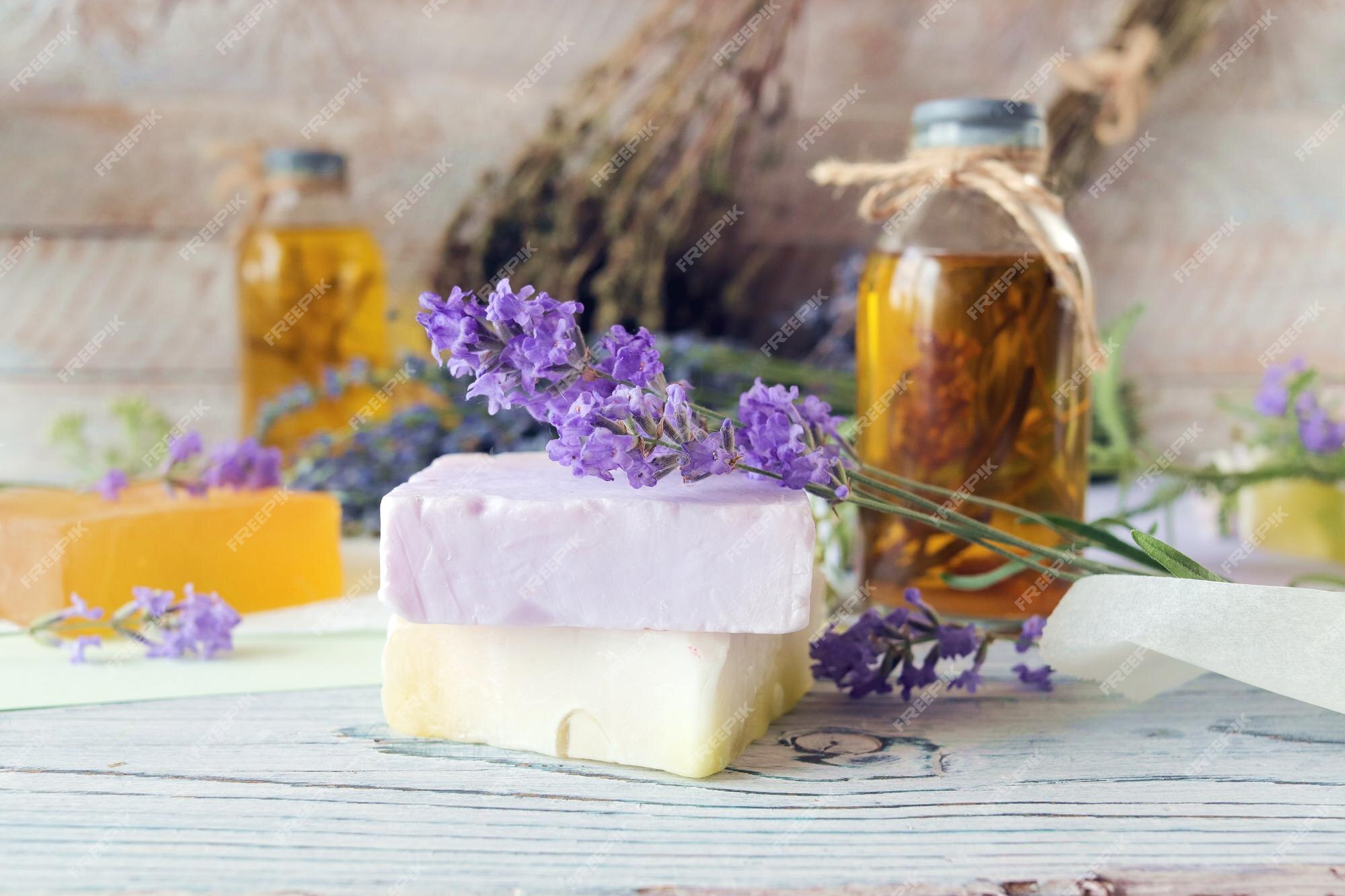 Aceites y tinturas de jabón de flores de lavanda sobre un fondo de madera  ingredientes naturales | Foto Premium