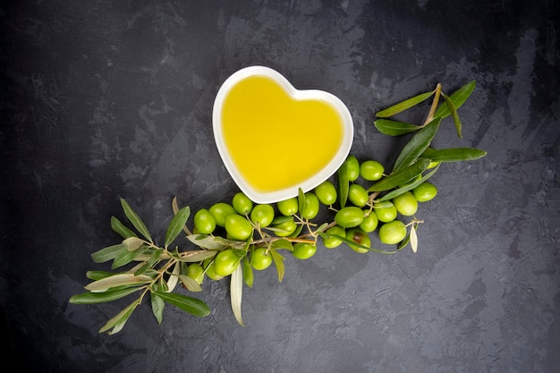 Aceituna verde y aceite de oliva aislado