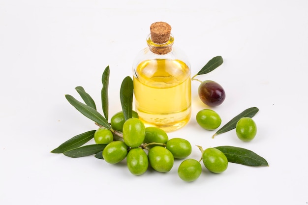 Foto aceituna verde y aceite de oliva aislado