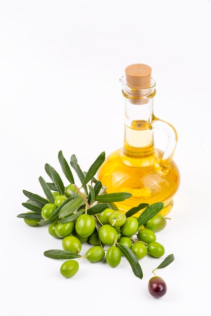 Aceituna verde y aceite de oliva aislado