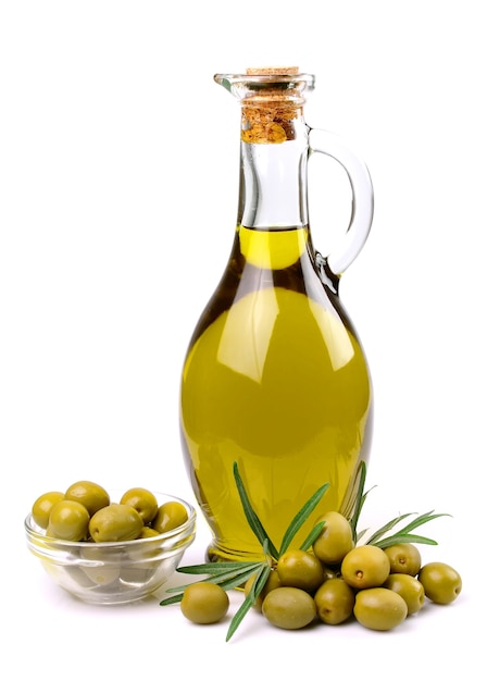 Aceitunas y aceite de cerca sobre el blanco