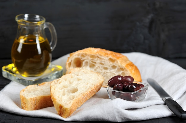 Aceitunas, aceite de oliva y chapata