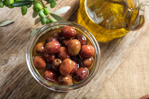 Aceitunas y aceite de oliva en una mesa