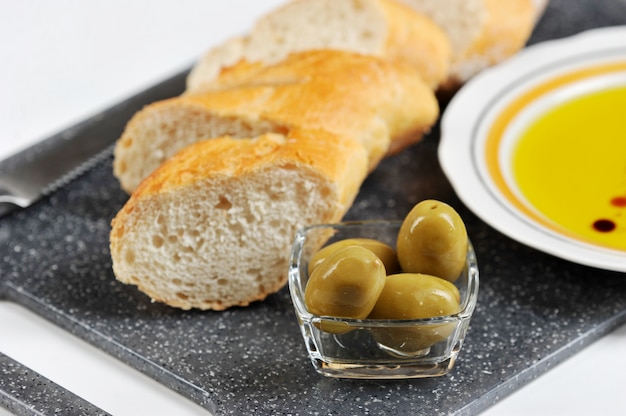 Aceitunas, baguette y aceite de oliva.