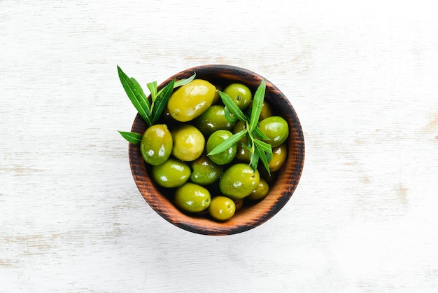 Aceitunas en un bol aceite de oliva especias y hierbas Vista superior Espacio libre para el texto