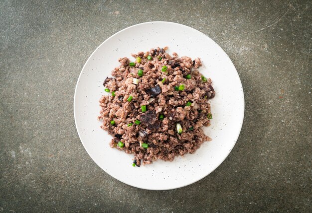 Aceitunas chinas salteadas con carne de cerdo picada al estilo asiático