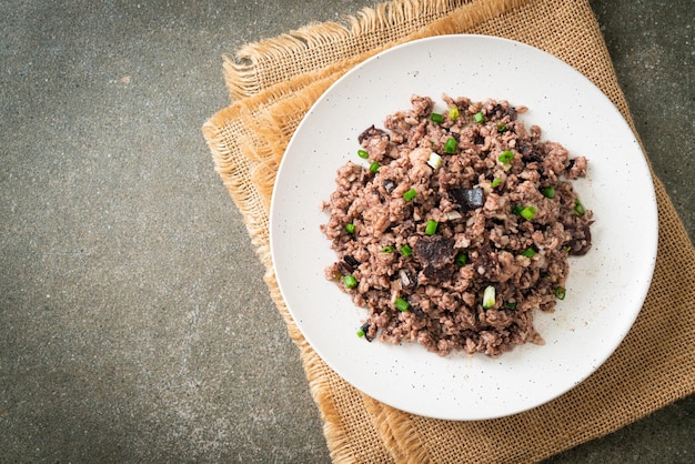 Aceitunas chinas salteadas con cerdo picado