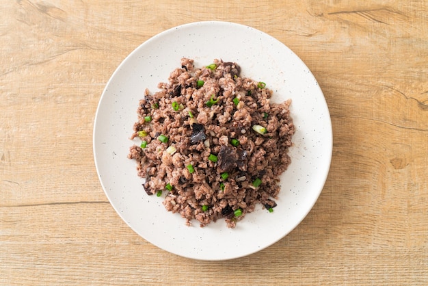 Aceitunas chinas salteadas con cerdo picado